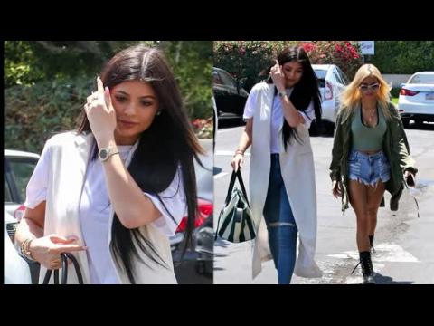VIDEO : Kylie Jenner And Pal Pia Mia Hang Out In West Hollywood
