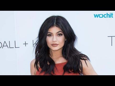 VIDEO : Kylie Jenner Wears Crop Top for Date Night With Tyga
