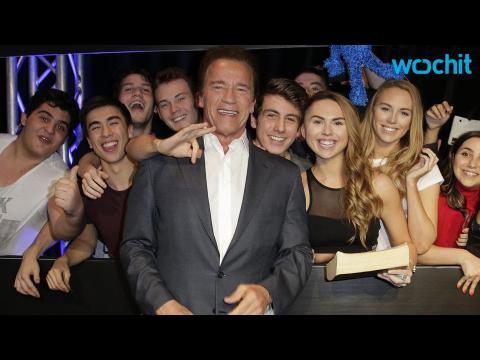 VIDEO : Arnold Schwarzenegger Pranks Fans at Madame Tussauds