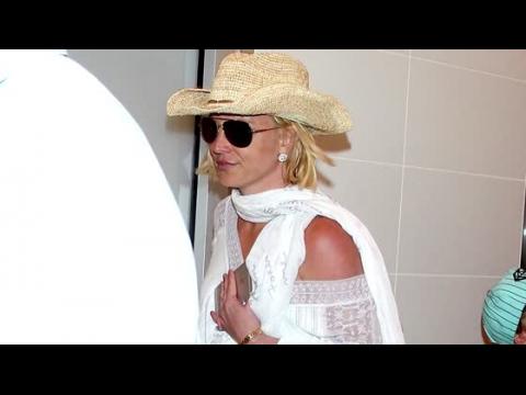 VIDEO : Britney Spears Gets Held Up At Los Angeles Airport