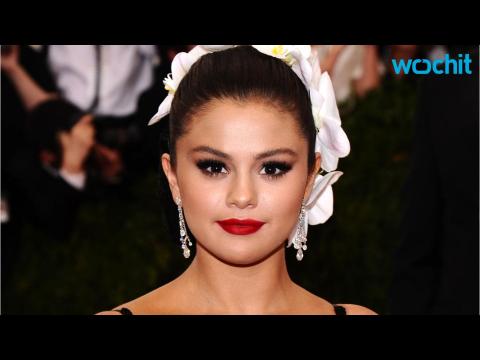 VIDEO : Selena Gomez Strikes Sexy Pose on Cover of New Single