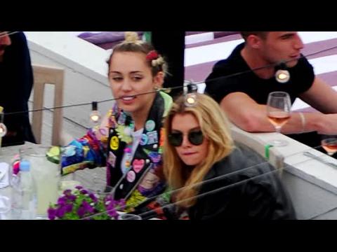 VIDEO : New Couple Alert: Miley Cyrus and Stella Maxwell