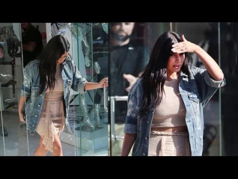 VIDEO : Kim Kardashian Defies Maternity Style In Crop Top And Heels
