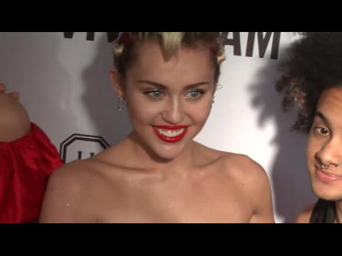 VIDEO : Miley Cyrus Steals The Show As She Is Honored At The amfAR Gala