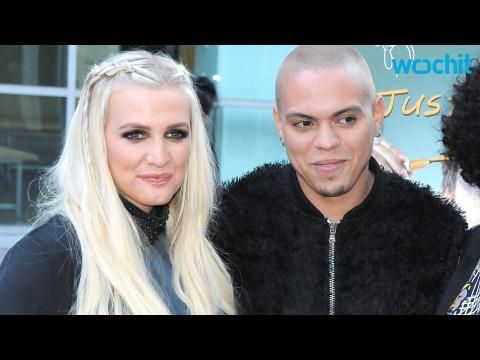 VIDEO : Evan Ross Dotes on Pregnant Ashlee Simpson, Gives Shout-Out to Mom in Concert
