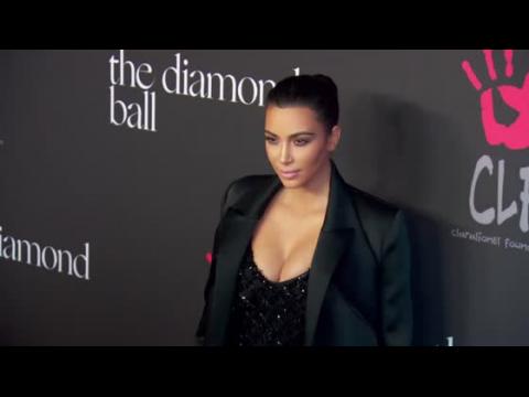 VIDEO : Kim Kardashian s'en prend aux rumeurs sur sa grossesse