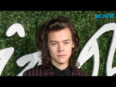 VIDEO : Curl Up With a Book That Looks Sort of Like Harry Styles