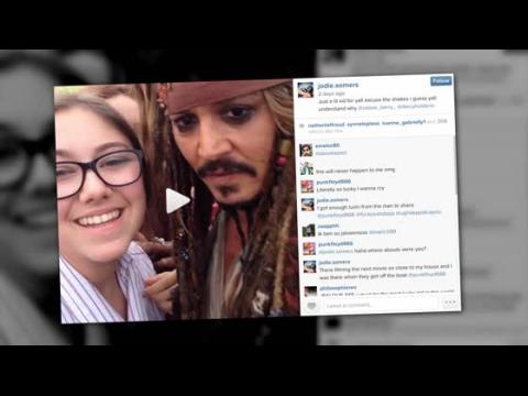 VIDEO : Johnny Depp Dresses As Capt. Jack To Take Selfies With Fans