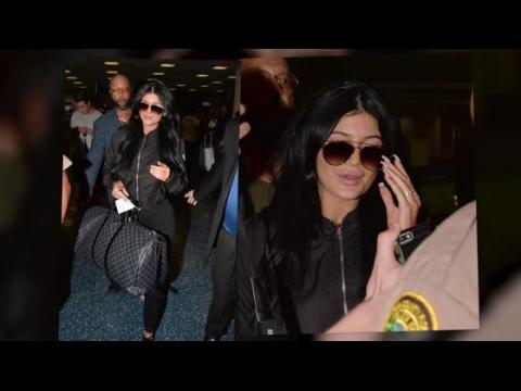 VIDEO : All Eyes On Kylie Jenner's Makeup Free Face And Big Bust