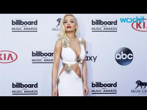 VIDEO : Braless Rita Ora Risks Flashing Photographers in New York City