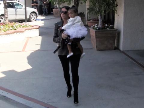 VIDEO : Exclu Vidéo : Kim Kardashian : un pool de photographe s?empresse autour de North !