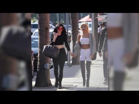 VIDEO : Kylie Jenner va chercher un yoghourt glac avant le lancement de sa ligne pour Topshop