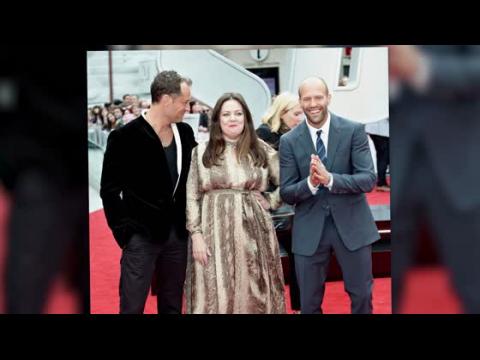 VIDEO : Melissa McCarthy est tout sourire  la premire de Spy  Londres