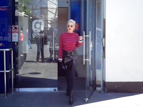 VIDEO : Vido : Rita Ora : look ultra branch et sex-appeal au top !