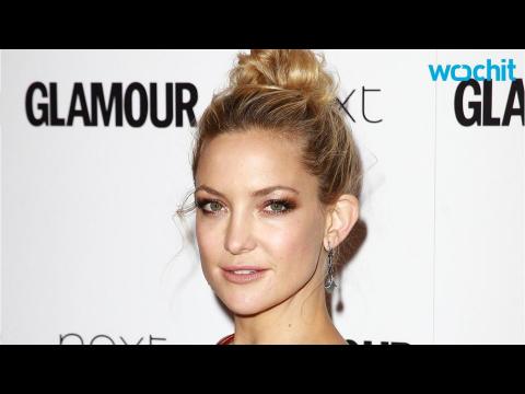 VIDEO : Oops! Kate Hudson Nearly Falls at Serpentine Party, Still Stuns in Sexy Dress With Thigh-Hig
