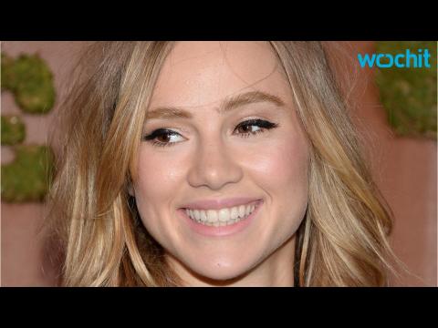 VIDEO : Suki Waterhouse Risks a Double Nip Slip in Barely There Dress