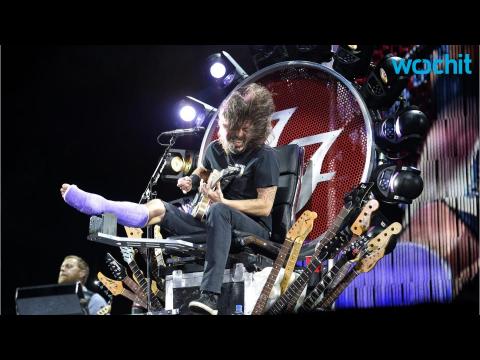 VIDEO : Dave Grohl Performs With Broken Leg While Sitting on Awesome Throne at 4th of July Concert