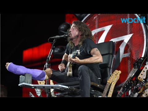 VIDEO : Dave Grohl Performs Weeks After Breaking Leg On Top of Throne