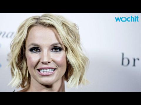 VIDEO : Britney Spears Recreates Oops!...I Did It Again Album Cover