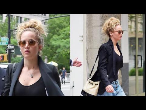VIDEO : Jennifer Lawrence adopte le style boyfriend pour se chercher un appartement  New York