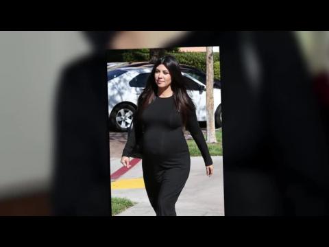VIDEO : Kim Kardashian essaie-t-elle d'annoncer qu'elle est enceinte ?
