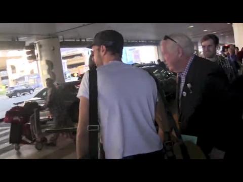 VIDEO : Chris Martin comparte el amor en el aeropuerto