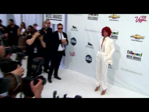 VIDEO : Rihanna est ennuyée par sa coupe de cheveux