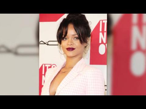 VIDEO : Rihanna Is Bored With Her Hair