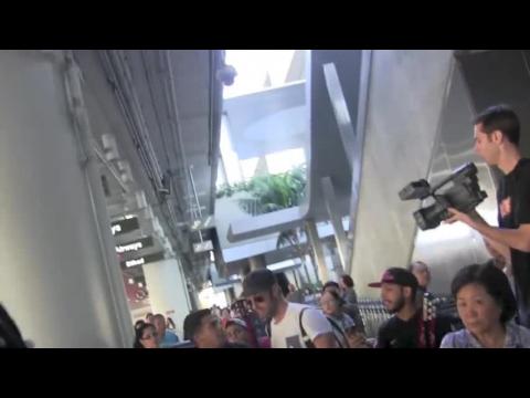 VIDEO : Chris Martin Spreads The Love At The Airport