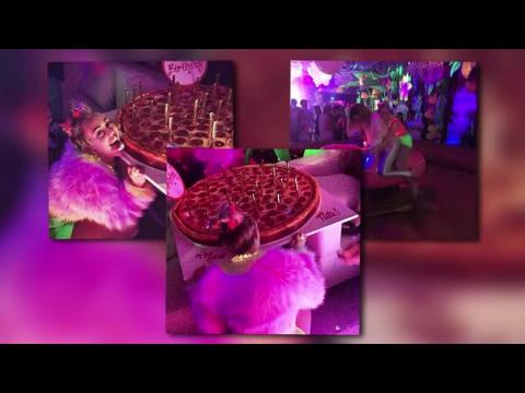 VIDEO : Miley Cyrus fête ses 22 ans avec Patrick Schwarzenegger durant une soirée folle