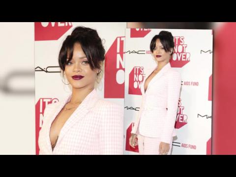 VIDEO : Rihanna est aburrida con su cabello