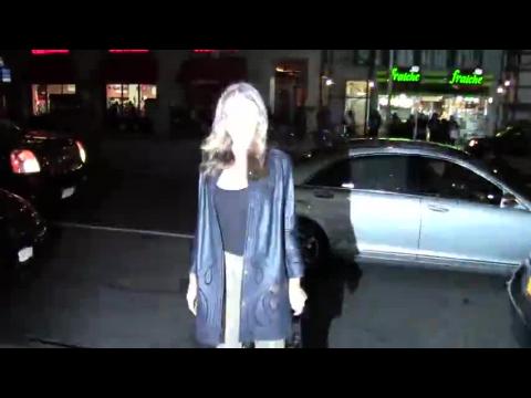 VIDEO : Miranda Kerr est heureuse dans un pantalon  taille lastique