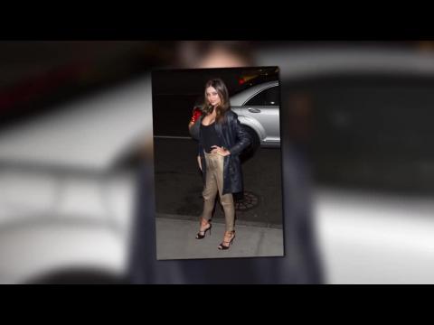 VIDEO : Miranda Kerr se ve feliz en pantalones elsticos