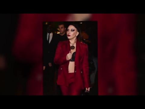 VIDEO : Al atuendo de Lady Gaga le faltaron muchas cosas