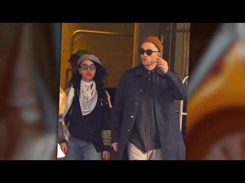 VIDEO : Robert Pattinson luce un nuevo look mientras que sale con su nueva novia FKA Twigs