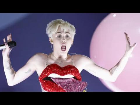 VIDEO : Miley Cyrus en couple avec...
