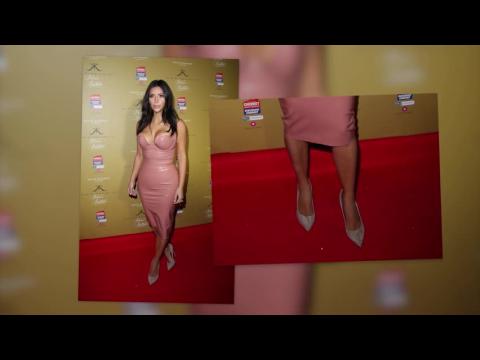 VIDEO : Kim Kardashian Shows Off Her Curves In Latex Dress