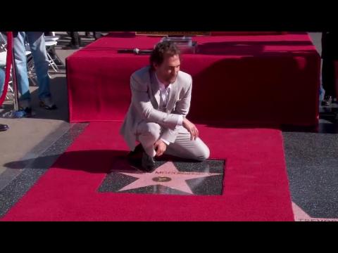 VIDEO : Matthew McConaughey reoit son toile sur l'Hollywood Walk of Fame
