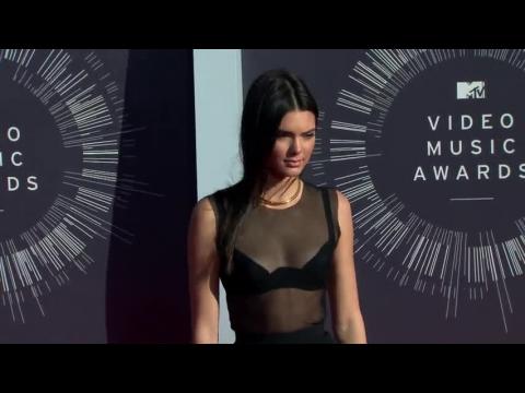 VIDEO : Kendall Jenner habla sobre aquellos que critican su xito en el modelaje