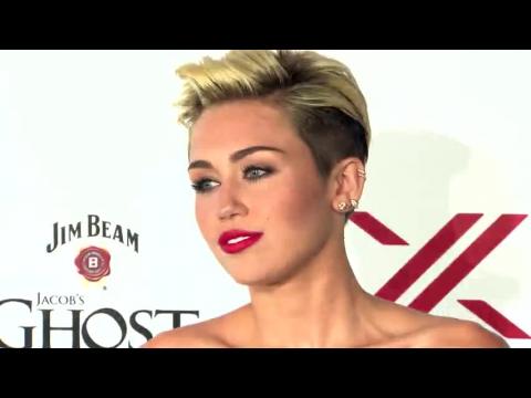 VIDEO : Miley Cyrus supuestamente se est enamorando de Patrick Schwarzenegger