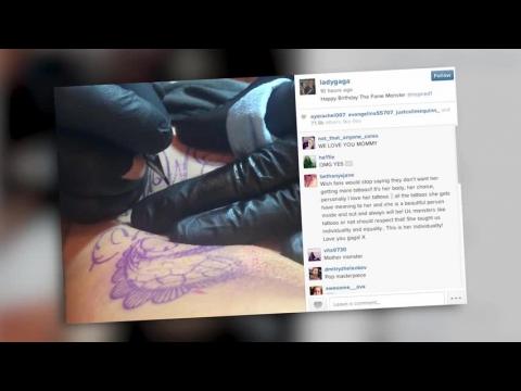 VIDEO : Lady Gaga se fait tatouer pour ses petits monstres
