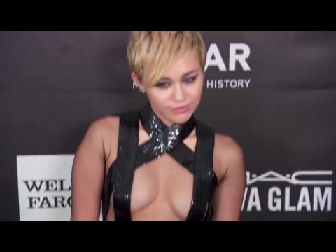 VIDEO : Miley Cyrus and Patrick Schwarzenegger are Reportedly Dating