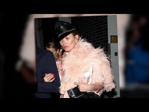 VIDEO : Kate Moss repousse les limites de la mode