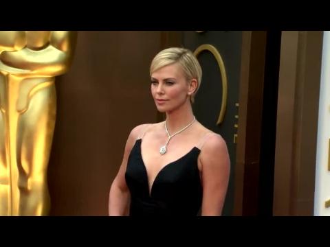 VIDEO : Dylan Penn Approves of Charlize Theron Dating Her Dad