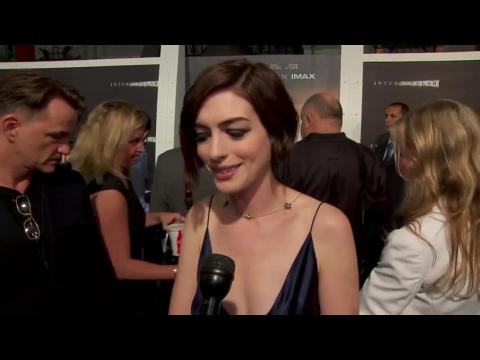 VIDEO : A Beautiful And Sexy Anne Hathaway Appears For 'Interstellar' Premiere
