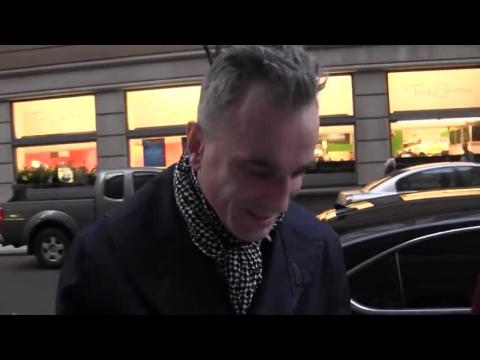 VIDEO : Se�or Daniel Day-Lewis nombrado caballero por Pr�ncipe William