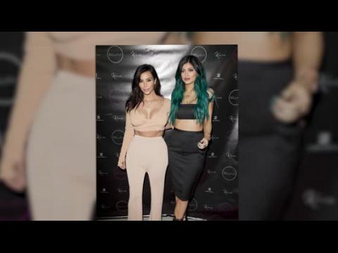 VIDEO : Kim Kardashian se viste nuevamente para apoyar el lanzamiento de la lnea de extensiones de