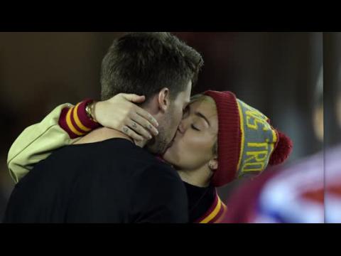 VIDEO : Miley Cyrus and Patrick Schwarzenegger Score a Kiss at USC Game