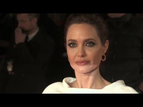VIDEO : Angelina Jolie se fait voler la vedette  la premire d'Invincible