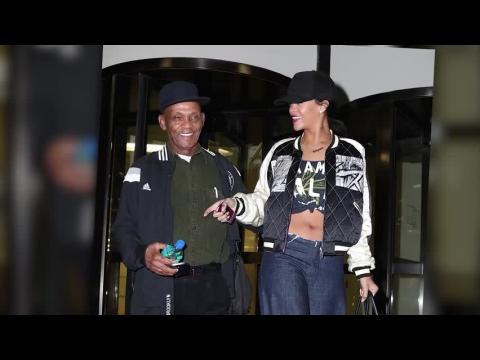 VIDEO : Rihanna lleva a su abuelo a pasar tiempo con Jay Z en el Roc Nation Headquarters